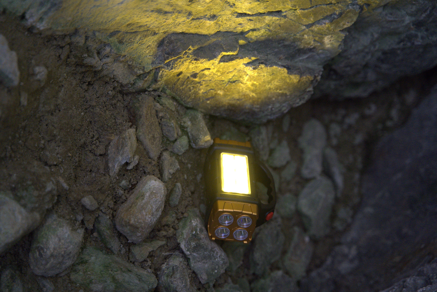 PORTABLE USB RECHARGEABLE SOLAR LED TORCH